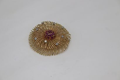 null Round pendant-brooch in 18K (750) gold wire set with round synthetic rubies...