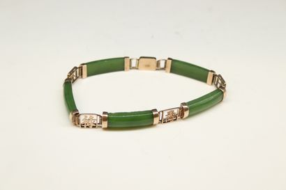 null Bracelet in 9k yellow gold (375) alternating jade plate and link featuring Asian...