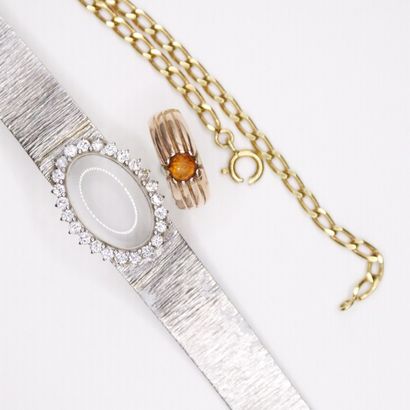null Lot de débris d'or 18K (750) comprenant : 
- un bracelet de montre en or gris...