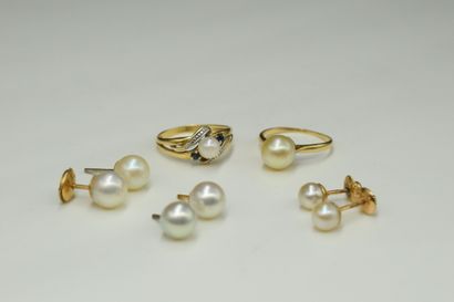null Lot d'or jaune 18K (750) comprenant : 
- deux bagues ornées de perles 
- trois...