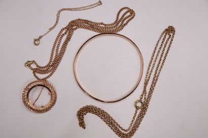 null Lot of yellow gold and gold fragments (750) including 
- two chains 
Length...