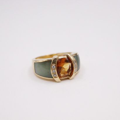 null 18k (750) yellow gold ring set with a round citrine with three diamonds on each...