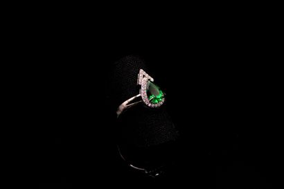 null Silver ring 925° centered with a green topaz probably treated in a surround...