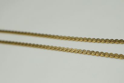 null Chain in yellow gold 18k (750) with braided mesh. 
Around the neck : 68 cm....