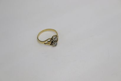 null Bague Toi&Moi en or jaune 18K (750) ornée de deux petits diamants de tailles...