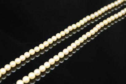 null Necklace of cultured pearls choker. The clasp in yellow gold 18k (750). 
Necklace...