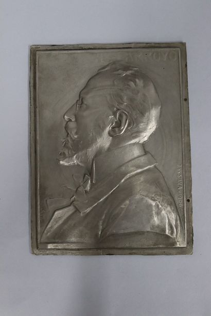 null A. ARROYO
Important metal plate, left profile of A.ARROYO, by SIlva, 1906. 
Size...