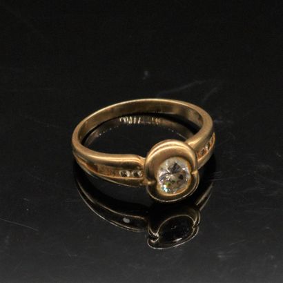 null Ring in 18K (750) gold, set with a round brilliant-cut diamond and 6 smaller...