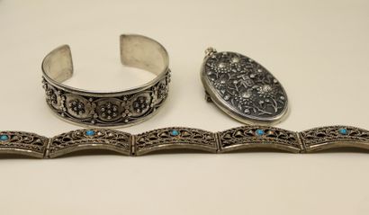 null Réunion de trois bijoux ethniques en argent et métal:
- pendentif broche en...