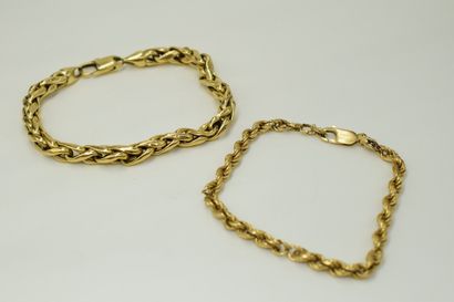 null Lot of 18K (750) yellow gold including : 
- a braided bracelet (accidents) 
Wrist...