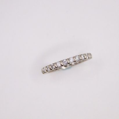 null American wedding band in 18k (750) white gold with diamonds. 
French work. 
Finger...