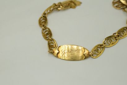 null 18K (750) yellow gold bracelet holding an engraved medal "Germaine", a hand...
