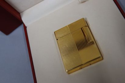 null DUPONT 
Gold plated metal lighter decorated with vertical and horizontal lines....