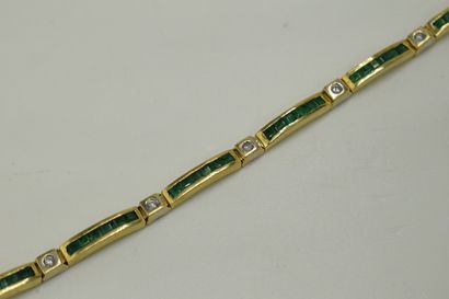 null Line bracelet in 18k (750) yellow gold set with nine lines of calibrated emeralds...