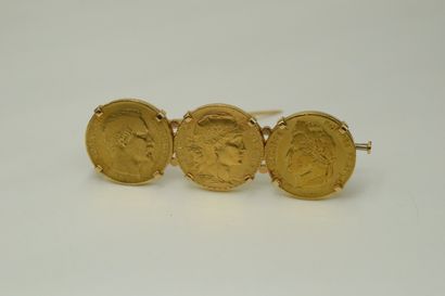 null Broche en or jaune 18K (750) retenant trois pièces de 20 Francs en or : Napoléon...