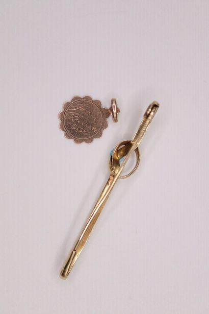 null Brooch in 18k (750) yellow gold forming a knot.
A small baptismal medal in 18k...