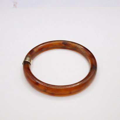 null Yellow gold 18K (750) ring in synthetic material imitating amber.
Diameter:...