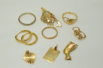 null Lot of 18k (750) gold including :
- a Corsican pendant 
- a pair of creoles
-...