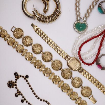 null Lot de bijoux fantaisies comprenant colliers, bracelets, boucles d'oreilles,...