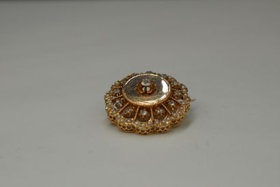 null Brooch in 18K (750) yellow gold forming a flower centered on a round old-cut...
