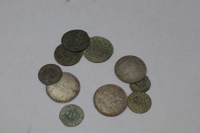 null Trois jetons en argent et sept pièces de monnaie du XVIIème siècle :
- deux...
