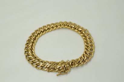 null Debris of curb chain in 18K (750) yellow gold American mesh.
Weight : 12.5 ...