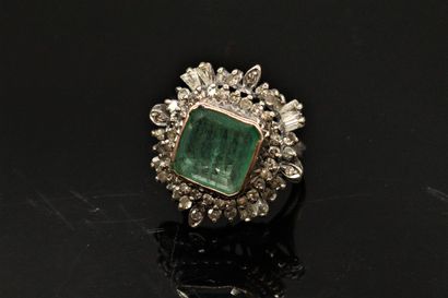 null Silver ring with diamonds and an emerald of about 1 carat.
Finger size: 52 -...