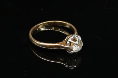 null Solitaire en or jaune et gris 18k (750) ornée d'un diamant. 
Tour de doigt :...