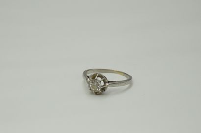 null Platinum solitaire set with a diamond of about 0.4 carats.
Finger size: 54 -...