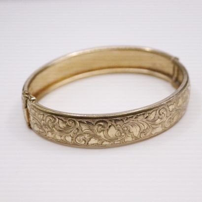 null Rigid bracelet in gilded metal with decoration of leafy scroll. 
Diameter: 6.3...