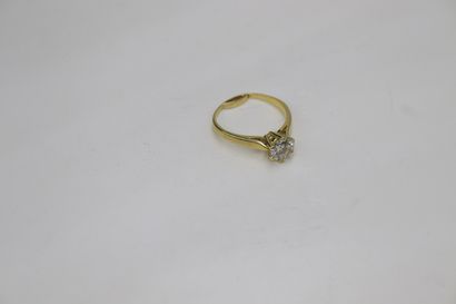 null Solitaire in 18K (750) yellow gold set with a round modern-cut diamond of approximately...