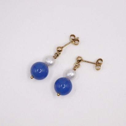null Pair of earrings in 18k (750) yellow gold with cultured pearls and blue hard...