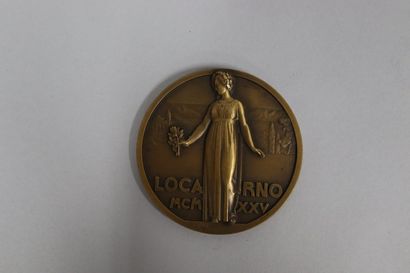 null P.TURIN
Médaille en bronze à patine brune 
AV/ La paix de Locarno, 1925
Personnification...