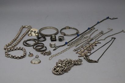 null Ensemble de bijoux principalement en argent, certains en métal, comprenant chaînes,...