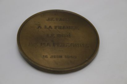 null Lot of two bronze medals including : 
- a medal Maréchal Pétain dated June 16,...
