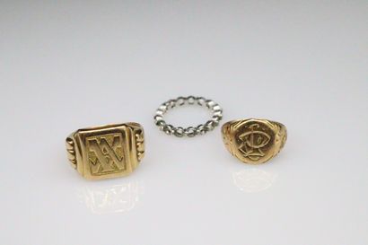 null Lot of two 14K (585) yellow gold signet rings and a piece of American wedding...