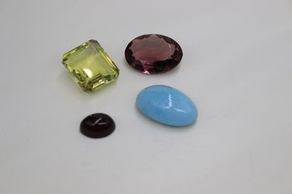 null Lot of four stones on paper including : 
- a citrine 
Weight : 23.85 cts
- a...