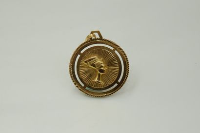 null Round pendant in yellow gold 18k (750) with the effigy of Nefertiti. 
Weight...