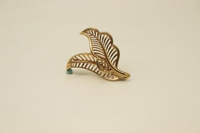 null Brooch in 18k (750) yellow gold stylizing two openwork leaves. 
Weight : 8.2...