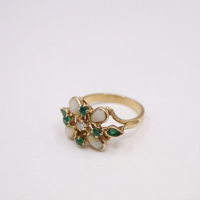 null 18k (750) yellow gold ring set with a round diamond, round and navette emeralds...