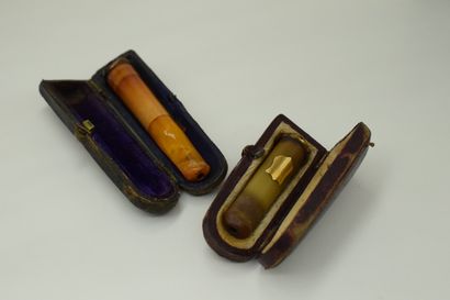 null Two cigarette smokes in their cases:
- mouthpiece and blind cartridge in gold...
