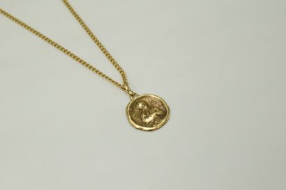 null Chain with curb chain and its religious medal in yellow gold 18K (750).
Necklace...