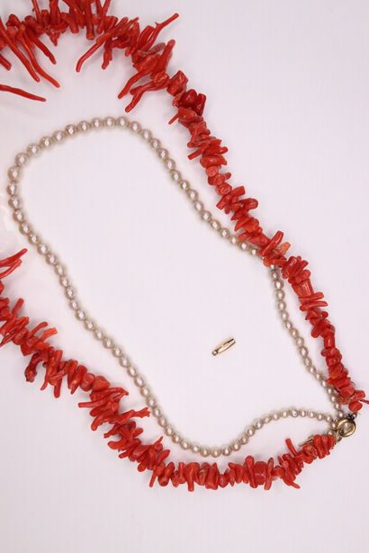 null Lot including : 
- a coral necklace. The clasp in gilded metal. 
Necklace size...