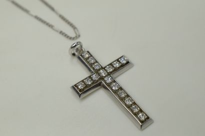 null Chaine et son pendentif croix en or gris 18K (750), la croix pavée de diamants...