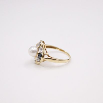 null Yellow gold ring 18k (750) decorated with a pearl, two calibrated sapphires...