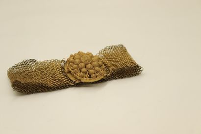 null Ribbon bracelet in gold mesh and clasp in 18k (750) yellow gold, ram's head...
