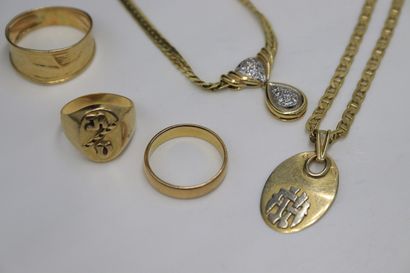 null 18k (750) gold lot including three rings and two necklaces.
Gross weight: 3...
