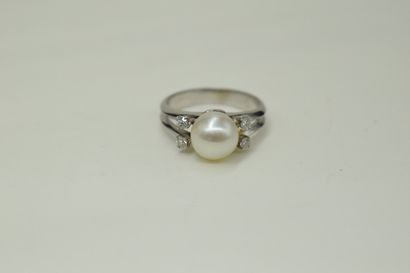 null Double-body ring in 18K (750) white gold set with a cultured pearl and two diamonds...