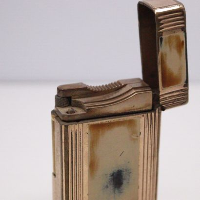null DUPONT S.T. 
Lighter in gilded meatl and lacquer. 
Signed and numbered. 
Size...