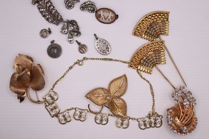 null Lot of silver and fancy jewelry including : 
- a silver brooch decorated with...